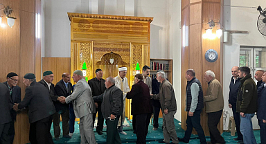Kaymakam Yılmaz’dan Bayram Namazı Sonrası Vatandaşlarla Bayramlaşmaa