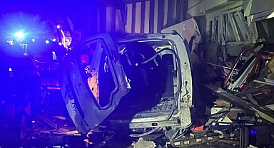 Ordu'da otomobil iş yerine girdi: 2 yaralı