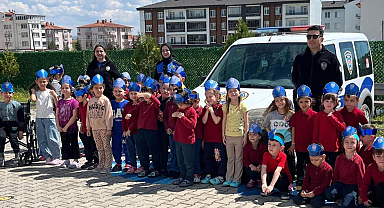 Polisten anaokulu öğrencilerine eğitim