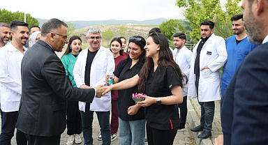 Rektör Gürel Nahçıvanlı Öğrencilerle Hayvan Hastanesinde Buluştu