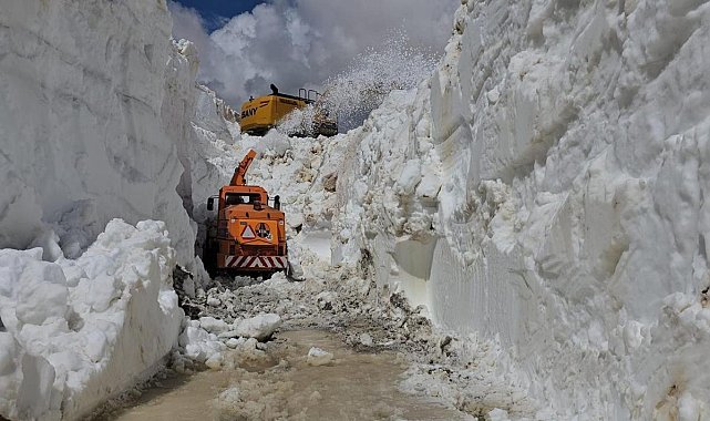 Şırnakta 7 metreyi aşan karla mücadele