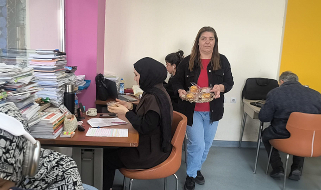Temizlik Görevlisinden Örnek Davranış: Öğrencilere Hem Uyarı Hem İkram