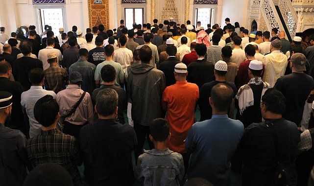 Tokya Camii'nde bayram namazı yoğunluğu! Kuyruk oldu, namaz 3 kez kılındı