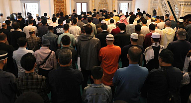 Tokya Camii'nde bayram namazı yoğunluğu! Kuyruk oldu, namaz 3 kez kılındı