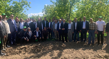 Türkiye Ziraat Odaları Birliği Genel Başkanı Şemsi Bayraktar Iğdır’da don ve dolu afeti sonrası incelemelerde bulundu