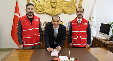 Vali Taşolar’dan Kızılay’a Kurban Bağışı