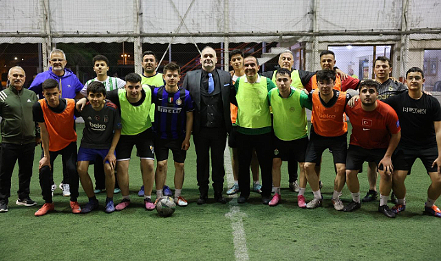 Vali Taşolar Öğrencilerle Halı Sahada Buluştu