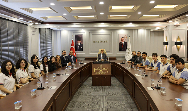 Vali Taşolar Öğretmen ve Öğrencileri Kabul Etti