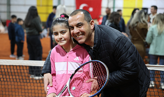 Vali Taşolar Tenis Turnuvası Finalini İzledi