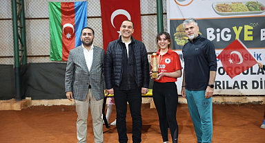 Vali Taşolar Tenis Turnuvası Finalini İzledi