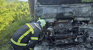 Zonguldak'ta seyir halindeki kamyon alev alev yandı