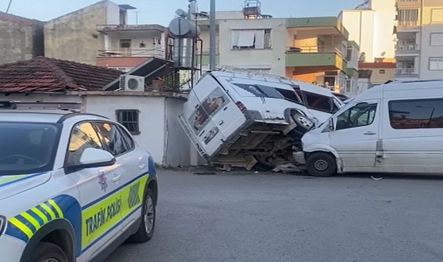 Antalya’da tarım işçilerini taşıyan 2 minibüs çarpıştı! 5 kişi yaralandı