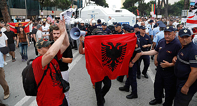 Arnavutluk'ta 'Trump' krizi: Protestolar sokağa taştı