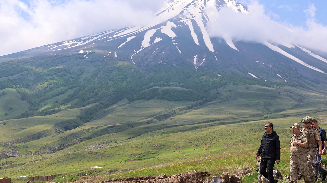 Iğdır Valisi Taşolar, Ağrı Dağı'ndaki Sınır Karakollarını İnceledi