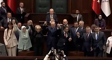 İstanbul Milletvekili Nimet Özdemir AK Parti'ye katıldı! Rozetini Başkan Erdoğan taktı