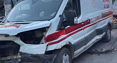 Kars'ta Ambulans ile Otomobil Çarpıştı: 3'ü Sağlık Çalışanı 4 Kişi Yaralandı