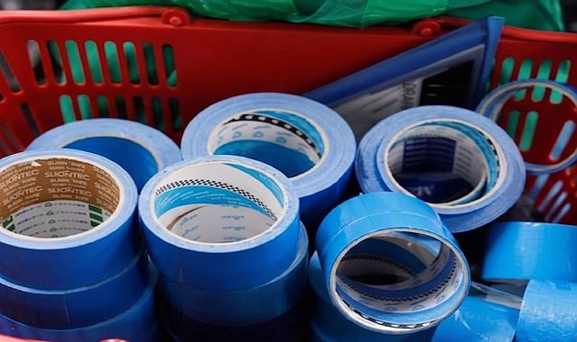 Koli bandıyla yaptığı tabela hayatını değiştirdi: Dev markalar peşine düştü