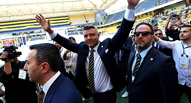 Sadettin Saran, alkışlarla kongreden ayrıldı
