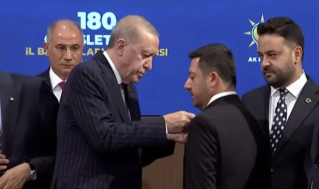 SON DAKİKA… Keçiören Belediye Başkanı Mesut Özarslan ile Nevşehir Belediye Başkanı Rasim Arı AK Parti'de! Rozetlerini Başkan Erdoğan taktı