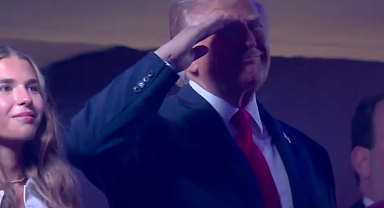 Trump bunu beklemiyordu: Yüzünü gören hemşerileri yuhalamaya başladı