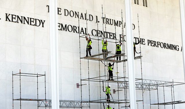 Trump'ın adı tarihi binadan kaldırıldı