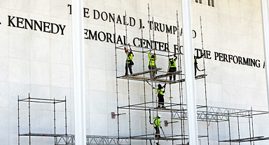 Trump'ın adı tarihi binadan kaldırıldı