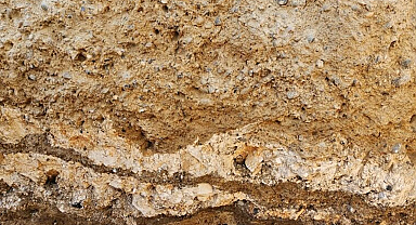 Ülkenin en işlek caddesinde asfaltı kazdılar: Altından 6 metre genişliğinde çıktı
