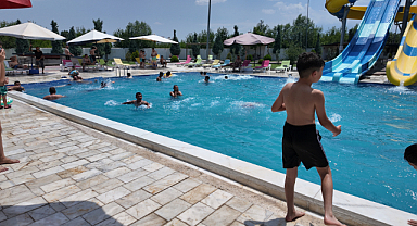 IĞDIR'DA KAVURUCU SICAKLAR BASTIRDI: VATANDAŞLAR SERİNLENMEK İÇİN HAVUZLARA AKIN ETTİ