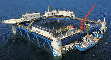 Bambudan yapılan güneş paneli tesisi denize bırakıldı