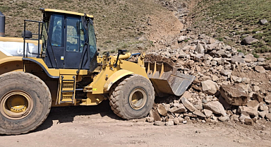  Iğdır'da Sel Sürükledi, Ekipler Yolu Açtı