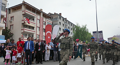  Iğdır'da Zafer Bayramı Coşkusu Vali Yolu'na Taşındı