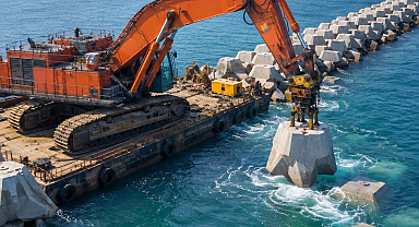 22 tonluk beton blokları tek tek kıyıya dizdiler