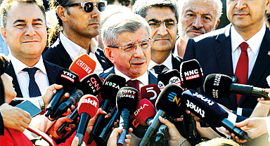 Eski Başbakan Davutoğlu hakaretten ifade verdi