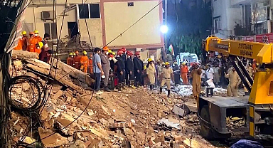 Hindistan'da öğrenci yurdu çöktü: 6 ölü