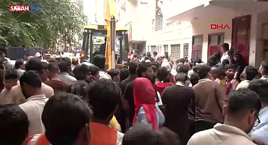 Hindistan'da öğrenci yurdu olarak kullanılan bina çöktü! Hayatını kaybedenlerin sayısı 6'ya yükseldi | Video videosunu izle
