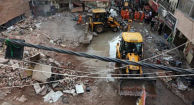 Hindistan'da öğrenci yurdu yerle bir oldu: 6 ölü