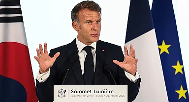 Macron'dan sosyal medyaya sert eleştiri: Her şeye bakma uğruna hiçbir şeyi görmeyebiliriz