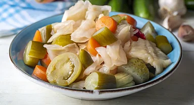 Turşu kurarken herkes bunu tartışıyor! Limon mu sirke mi? İşte cevabı