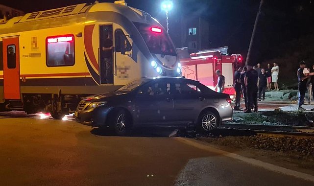 Zonguldak'ta yolcu treni otomobille çarpıştı: 5 yaralı