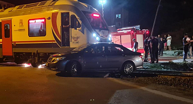 Zonguldak'ta yolcu treni otomobille çarpıştı: 5 yaralı